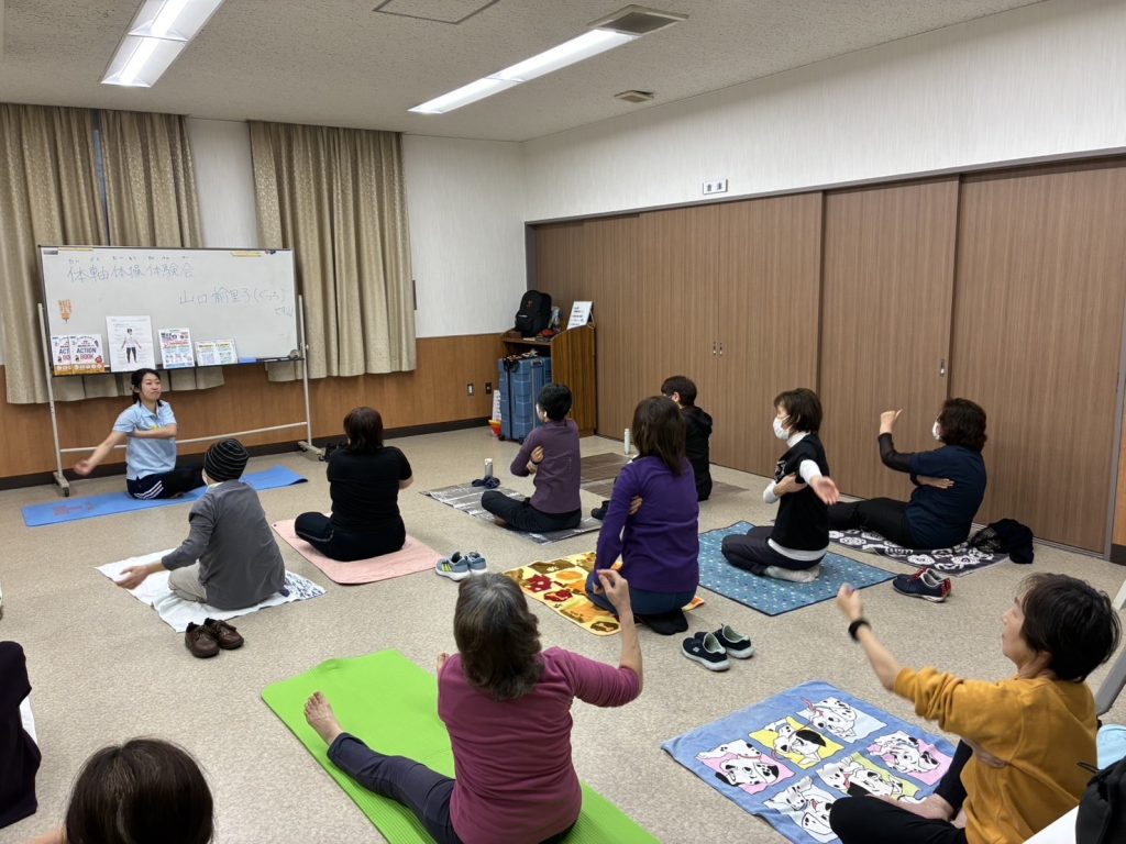 体軸体操教室シニア向けの体験会の様子。3月19日金町つつみ集い交流館にて実施の時の様子。先生が１人で生徒たちに体操を教えている様子。