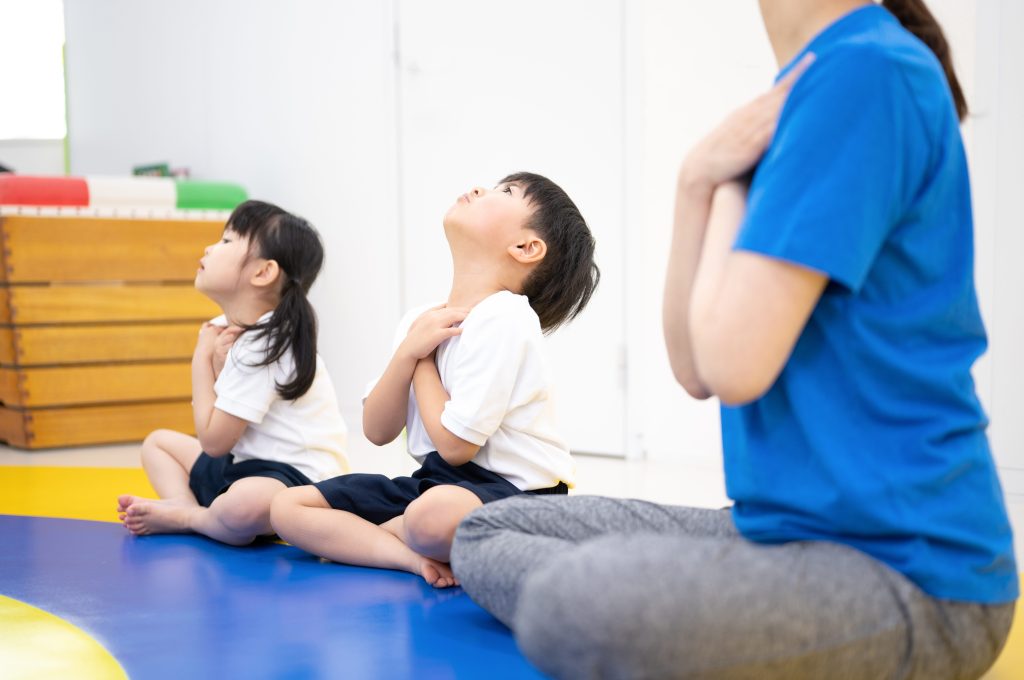 体軸体操の様子。子どもと母親が一緒に体操する様子。
